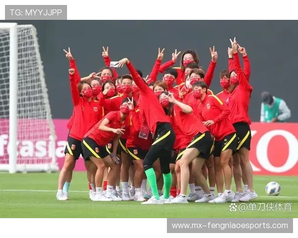 足球场上的英雄时刻 球星与教练激情庆祝共赴辉煌荣耀