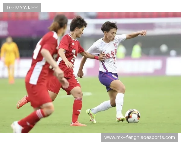 足球女球星联合亮相四人合影展示强大气场与实力魅力