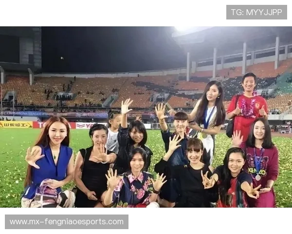 足球球星太太团背后的故事：魅力与挑战并存的幕后女性力量